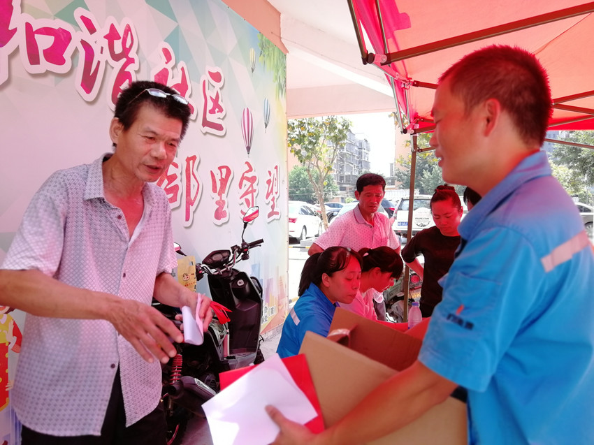 居民現場購買曠能燃氣灶_副本.jpg 居民現場購買曠能燃氣灶_副本.jpg