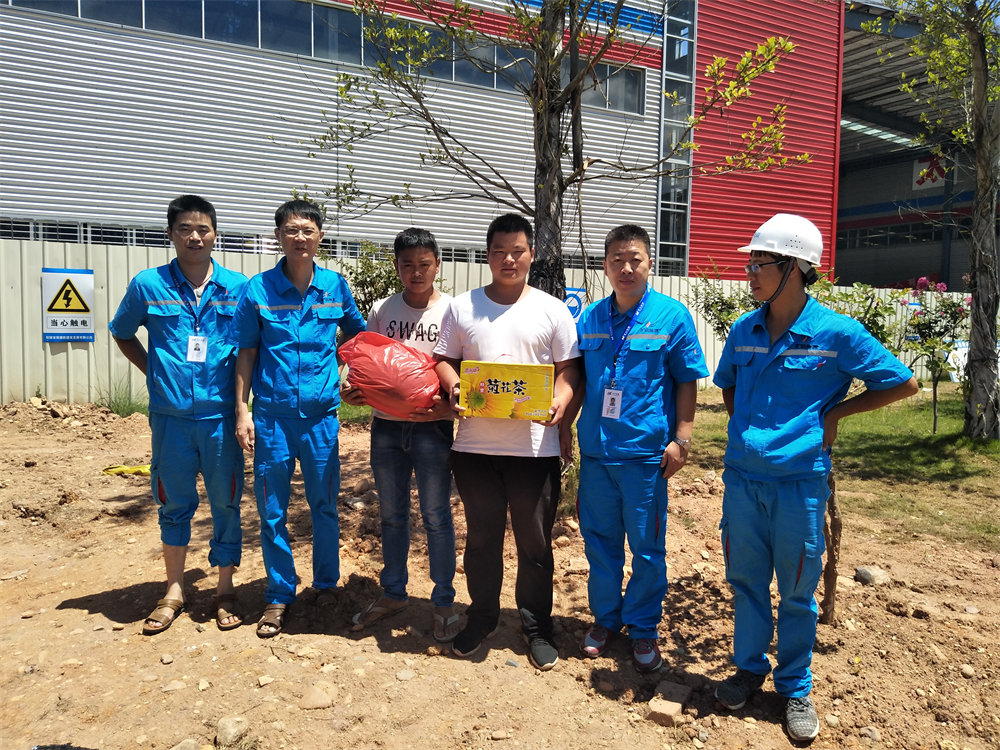 2018年7月18日 上杭曠遠(yuǎn)能源總經(jīng)理高溫慰問到工地，炎炎夏日送清涼